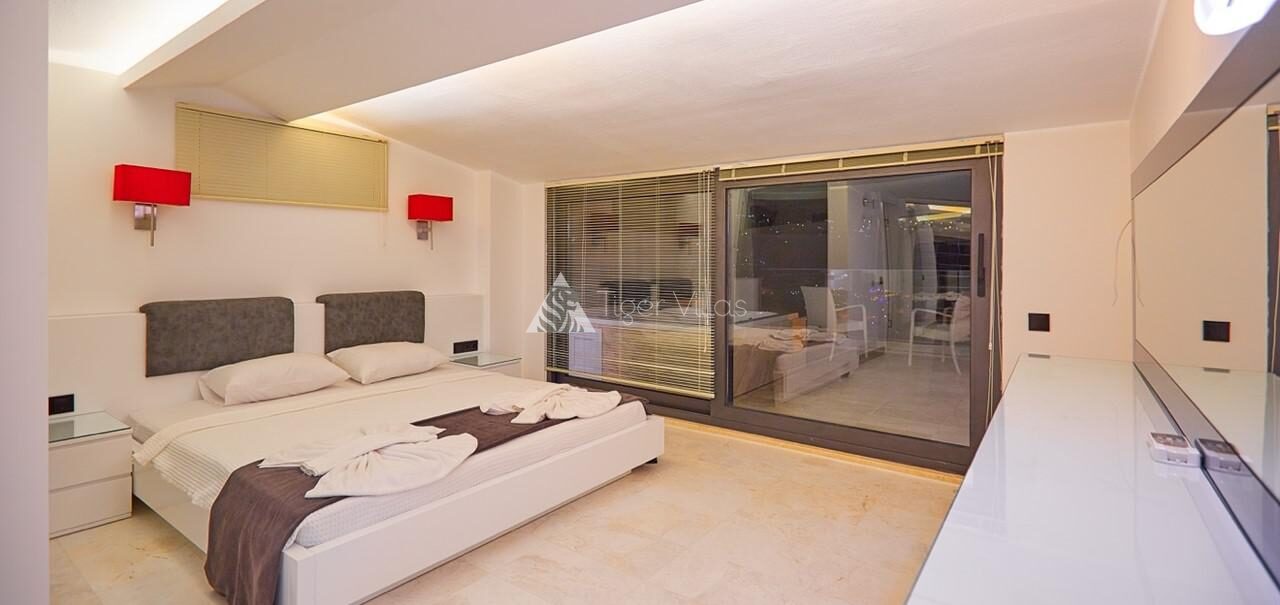 Villa Unlimited — 17