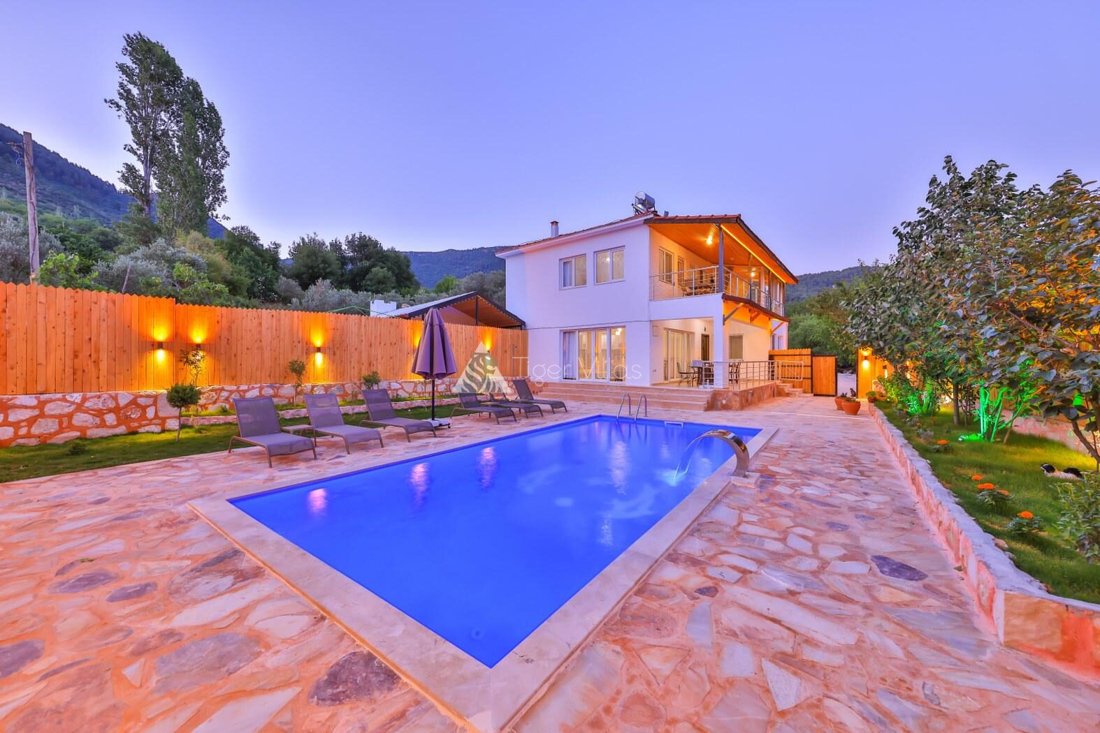 Villa Dr — 1