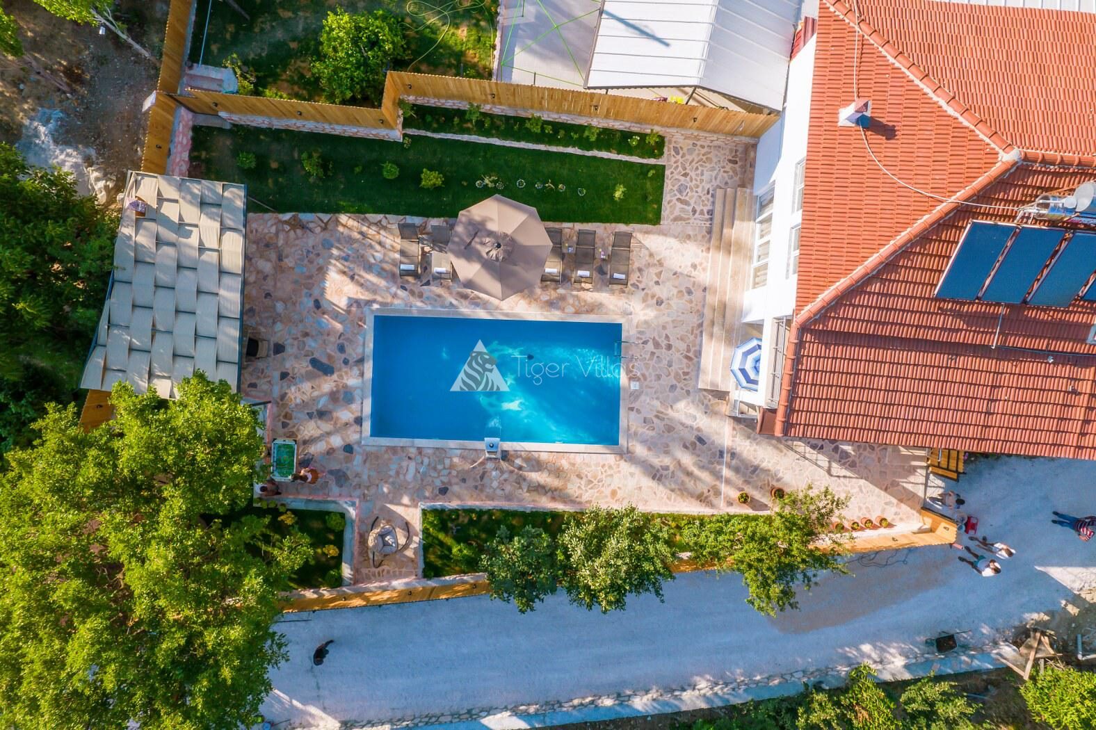 Villa Dr — 3