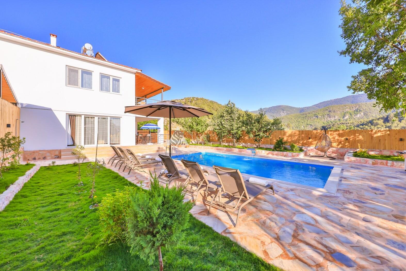 Villa Dr — 4