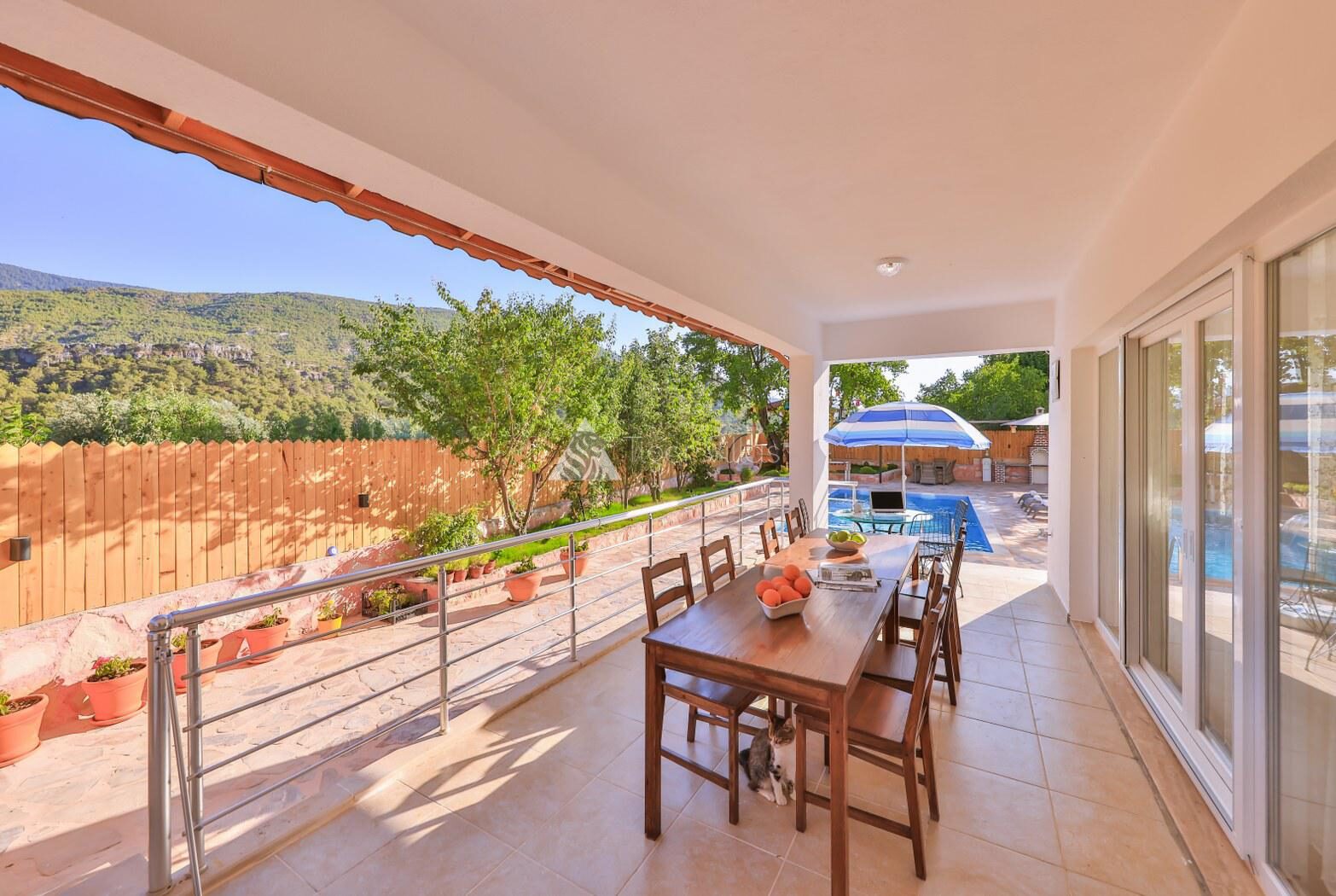 Villa Dr — 16