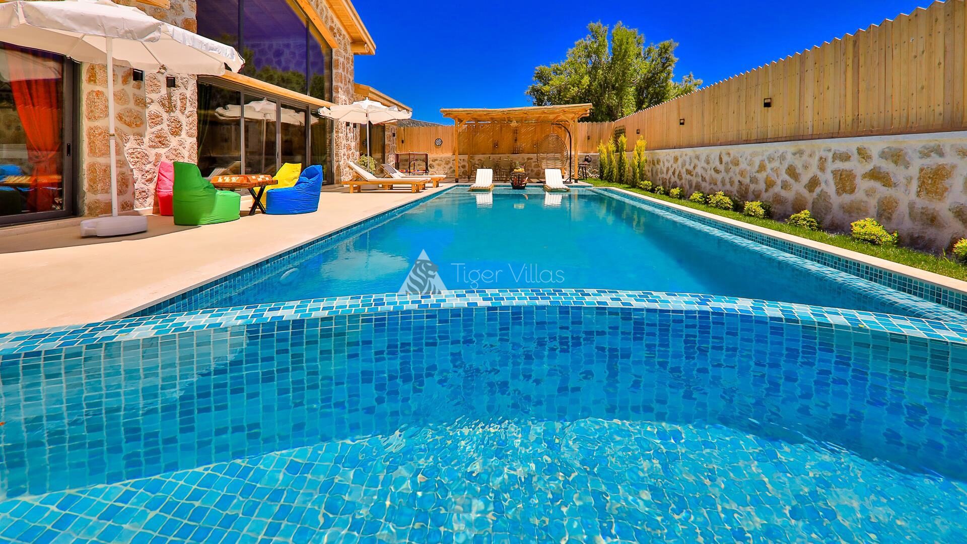 Villa Happiness — 12