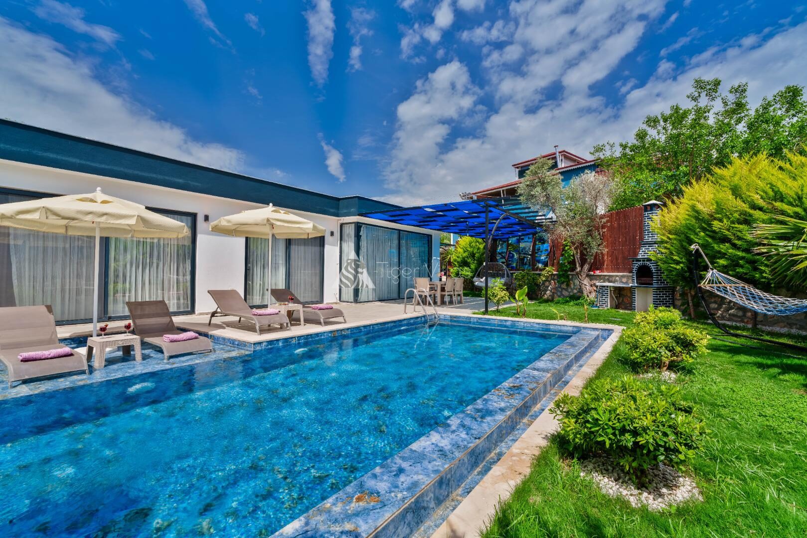 Villa Elena 1 — 2