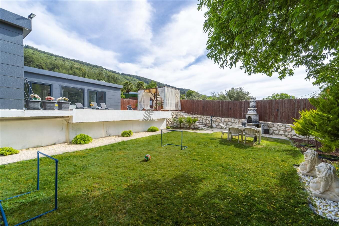 Villa Loçka — 18