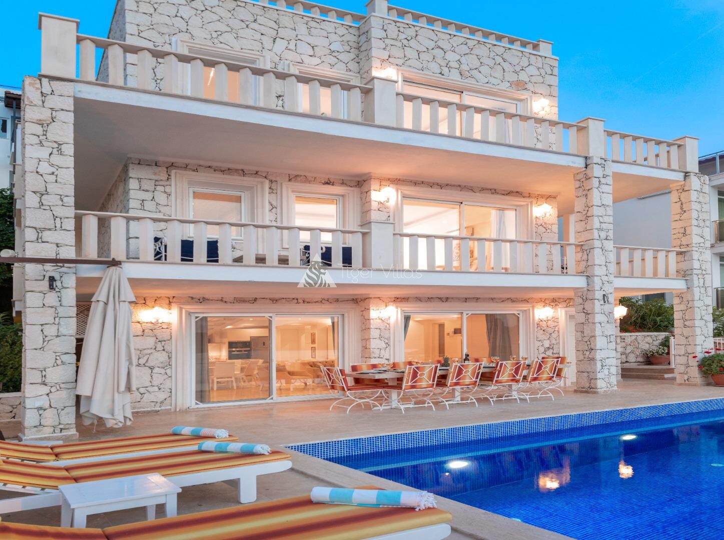 Villa Ketchy — 1