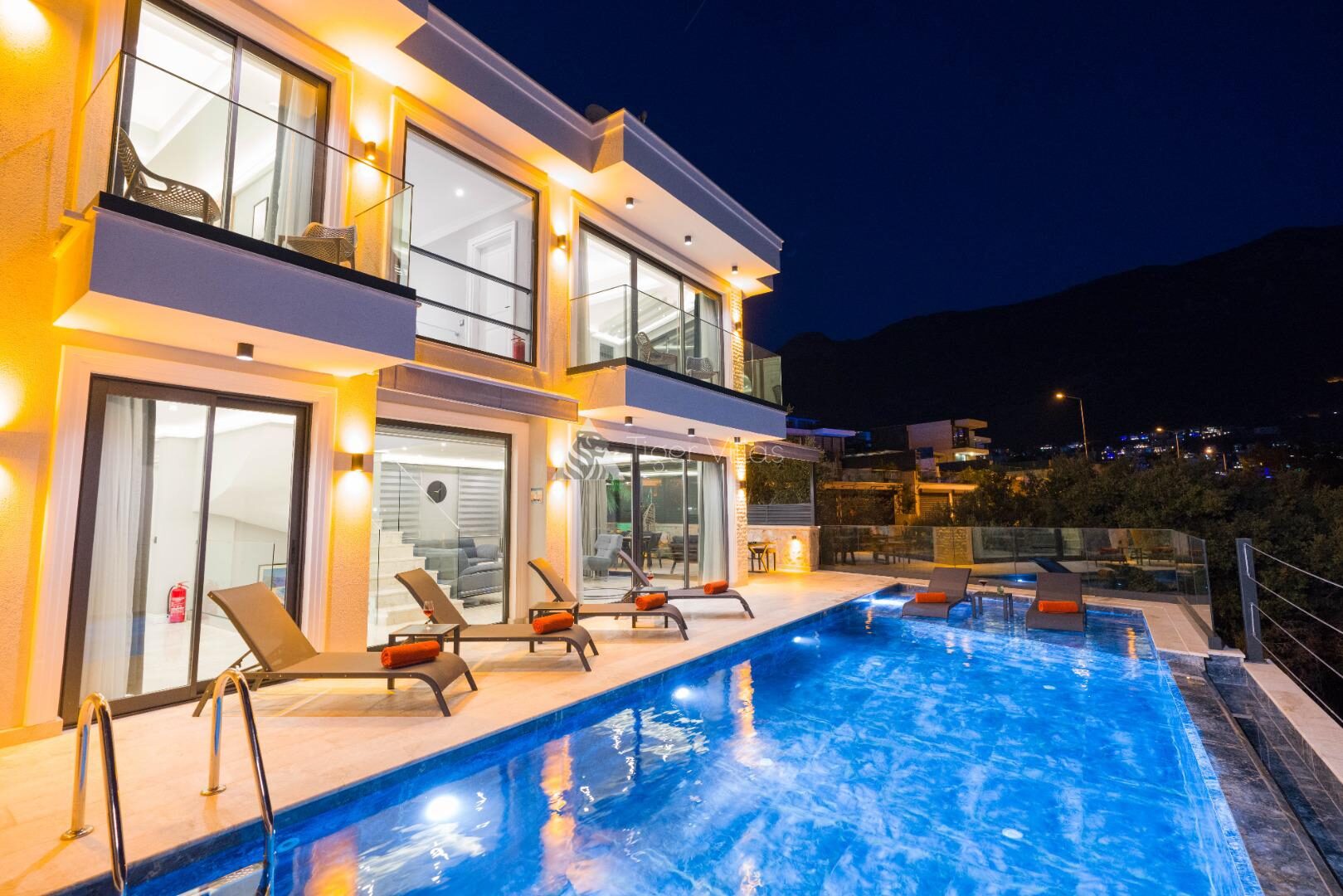 Villa Moonset — 10