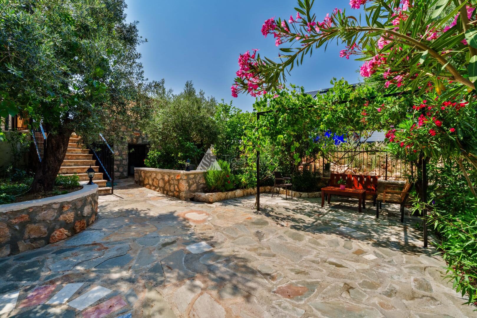 Villa Samyeli — 24