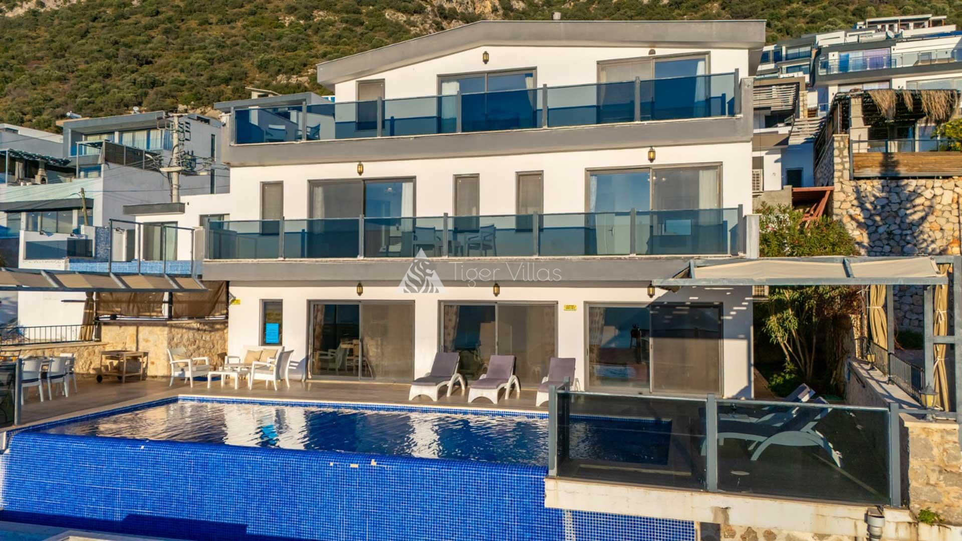 Villa April — 11