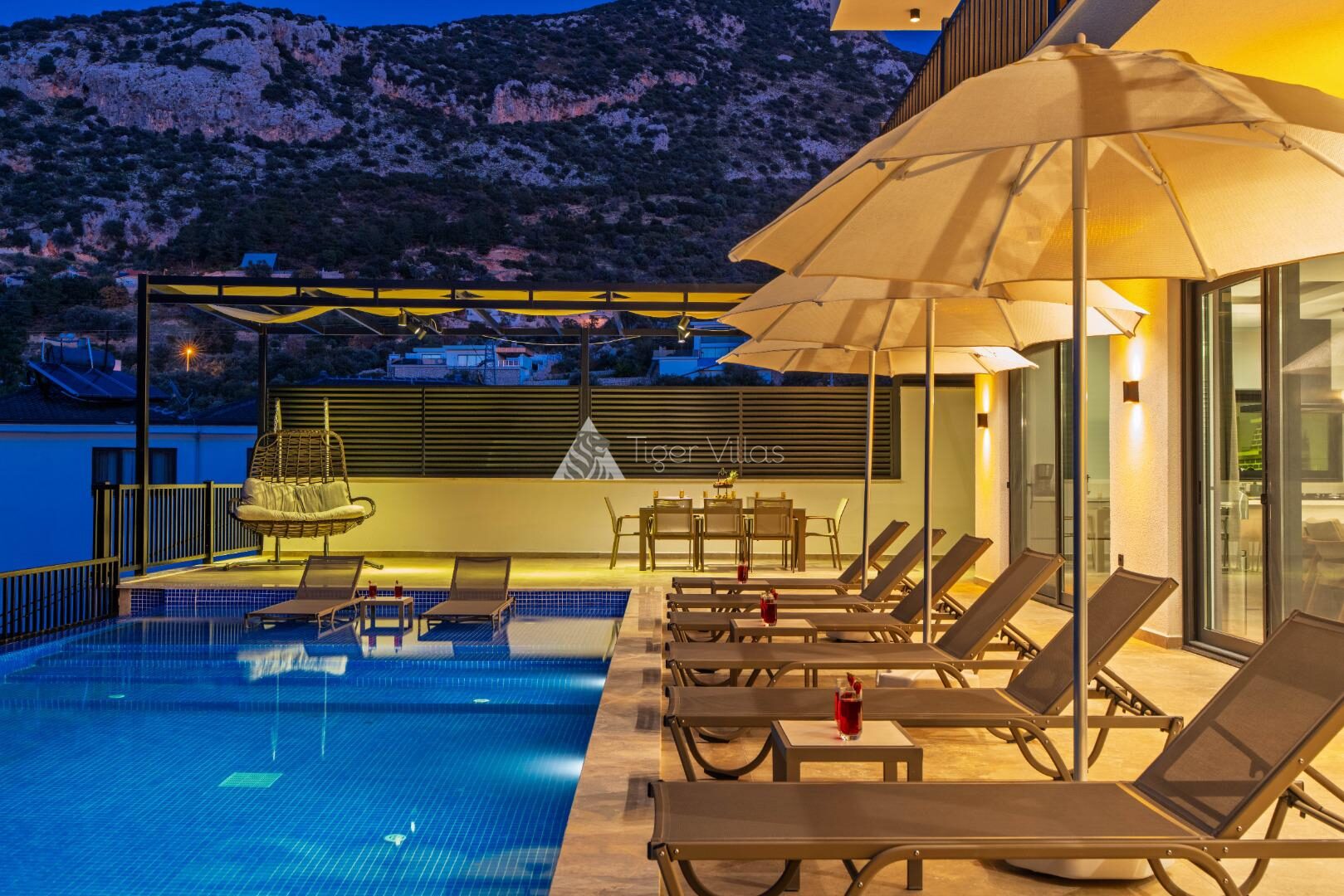 Villa Blue Night — 14