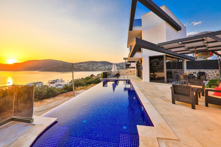 Villa Loca — 1
