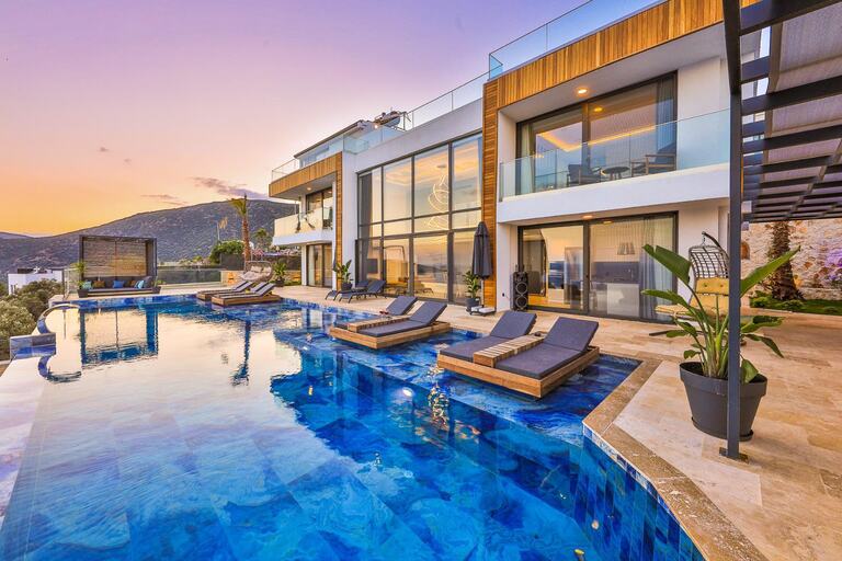 Villa Royal Life — 1