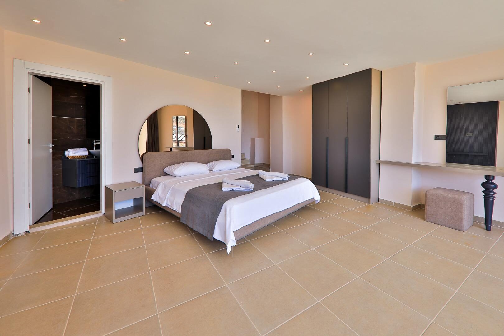Villa Royal Merchant — 50