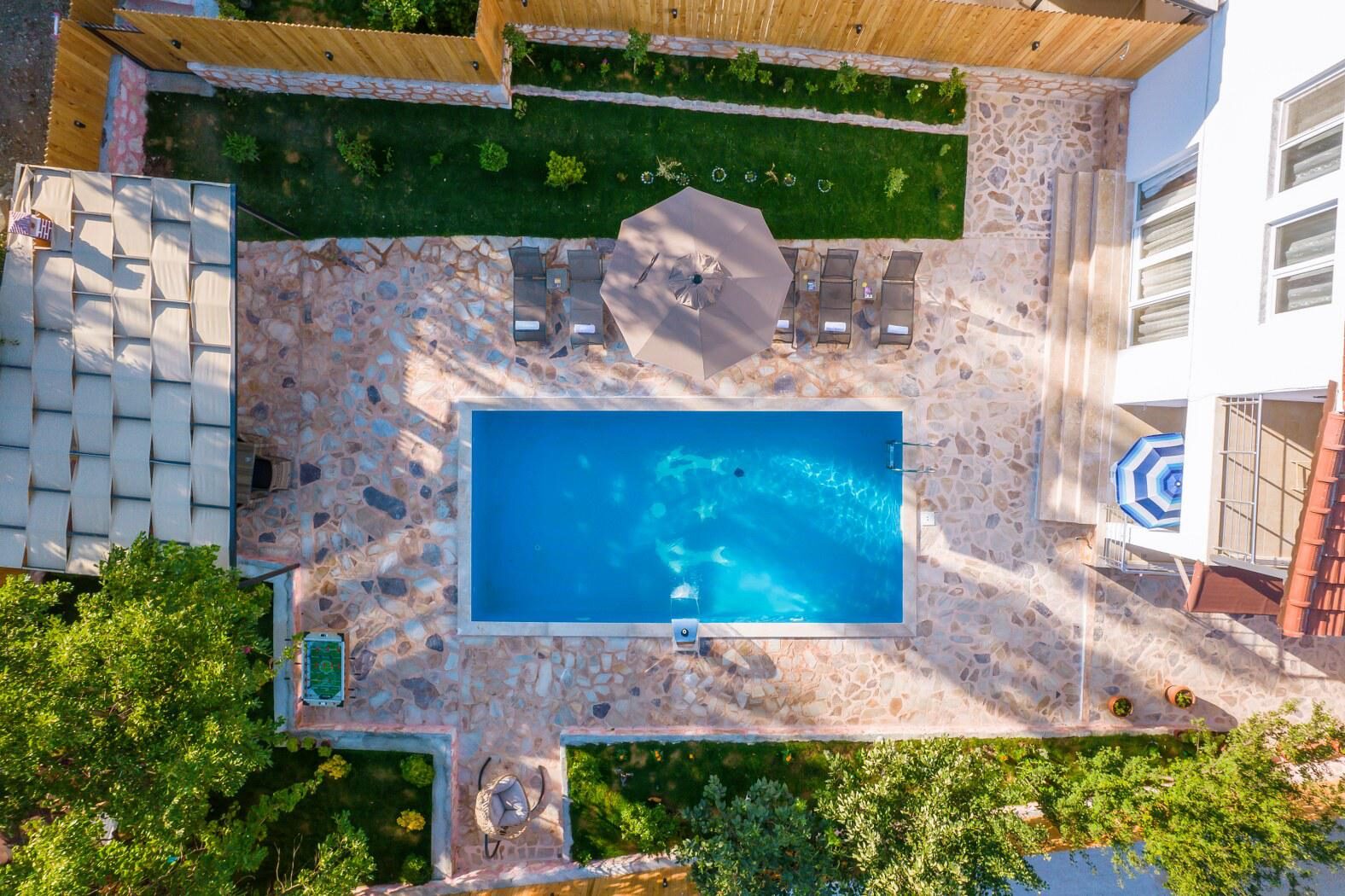 Villa Dr — 6