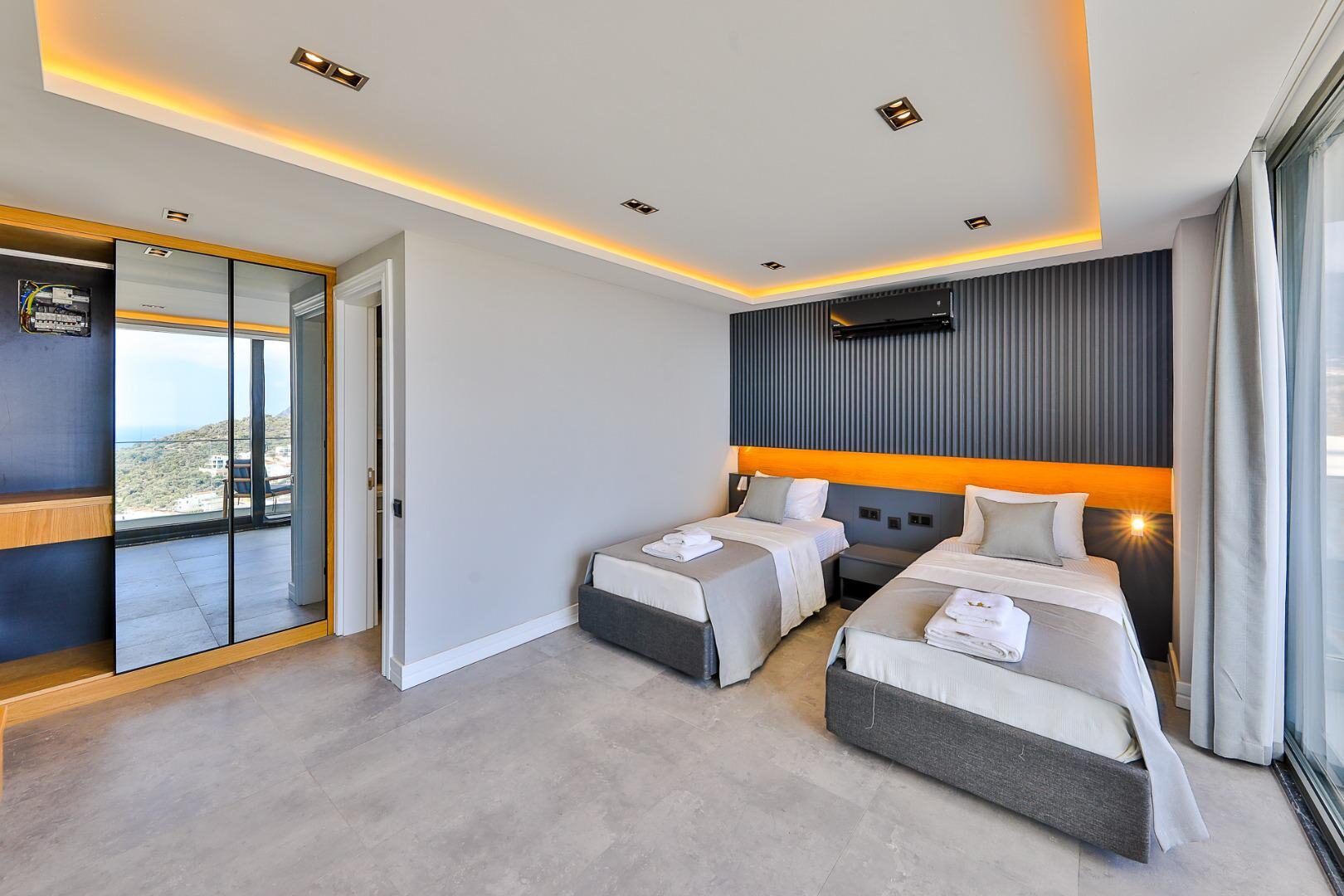 Villa Royal Life — 101