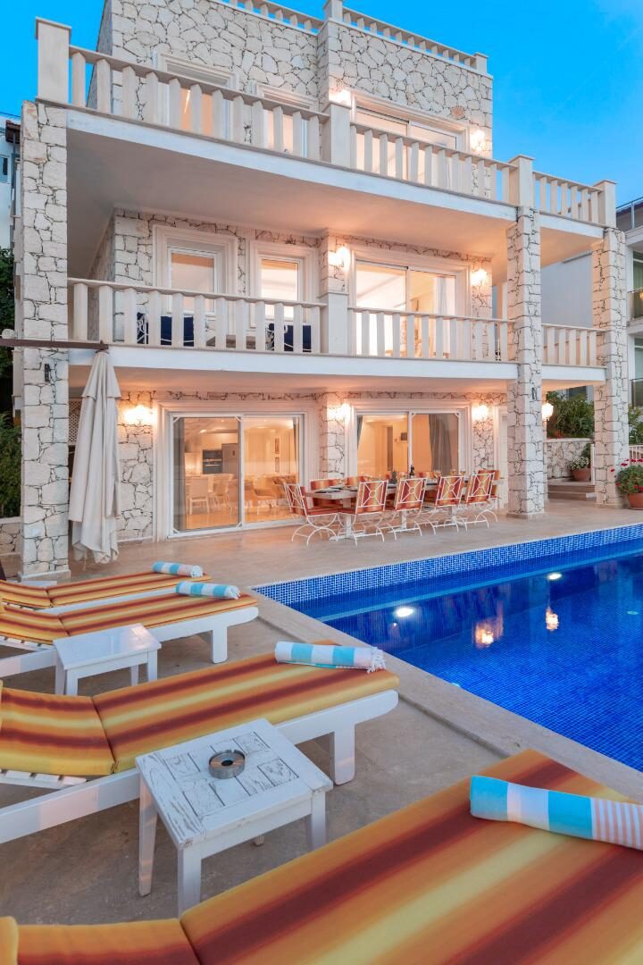 Villa Ketchy — 2