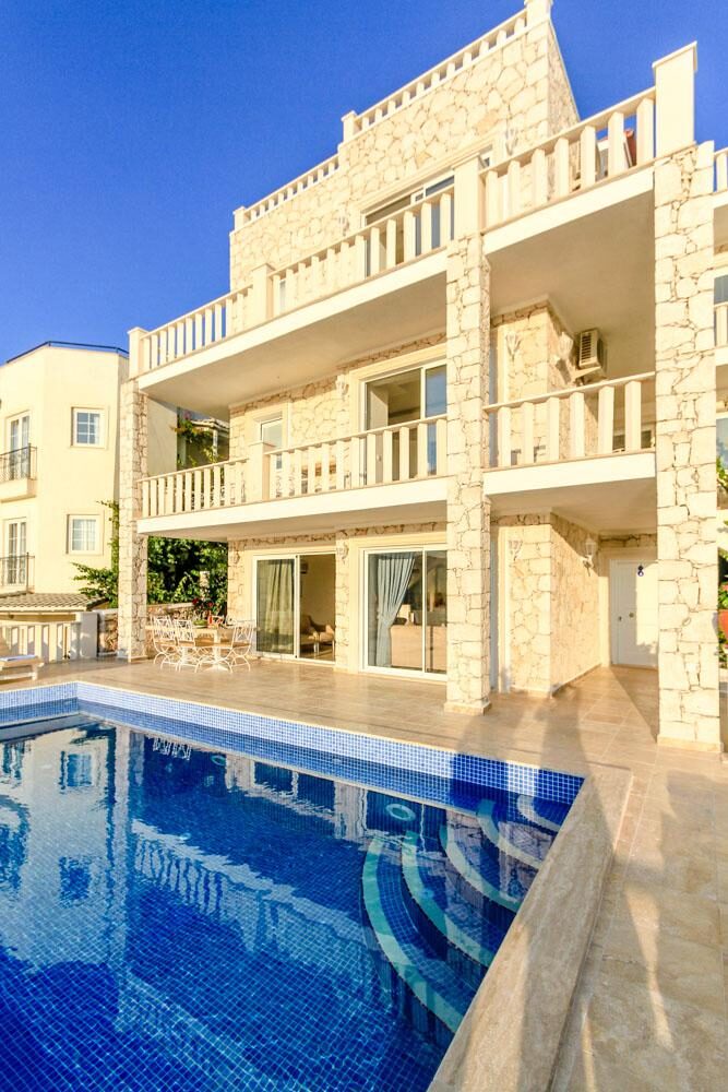 Villa Ketchy — 7