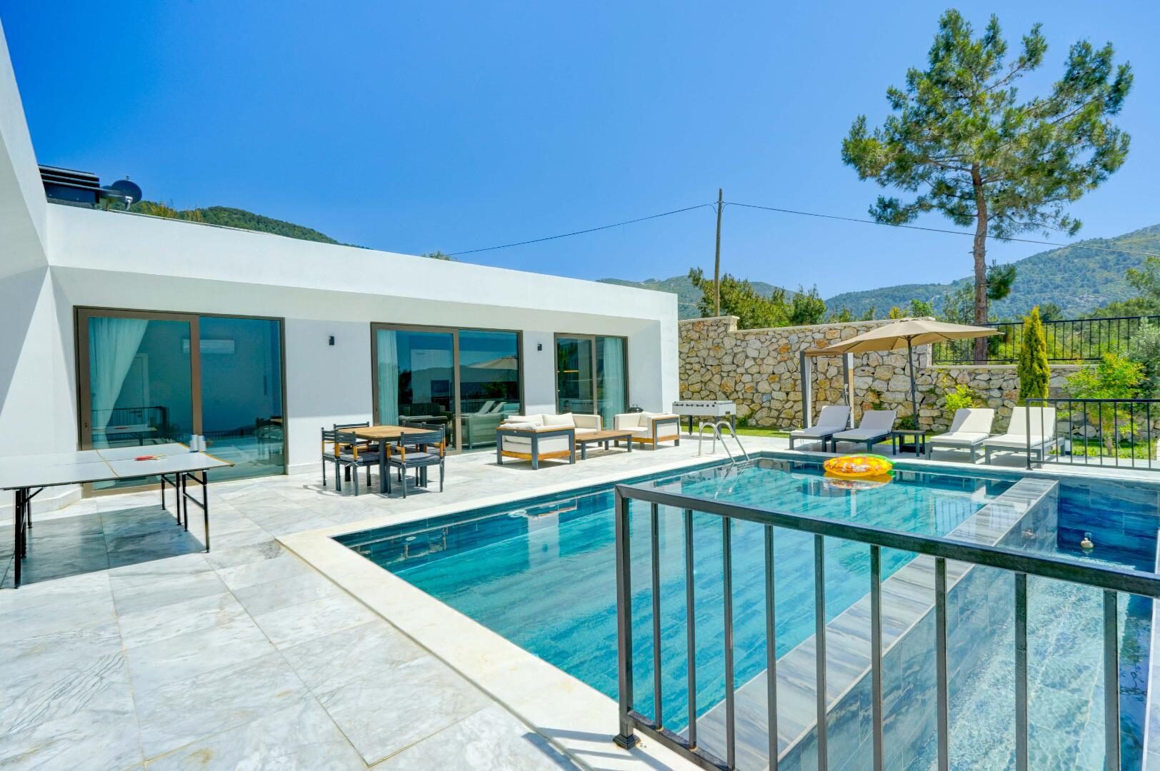 Villa Mercury 9 — 3