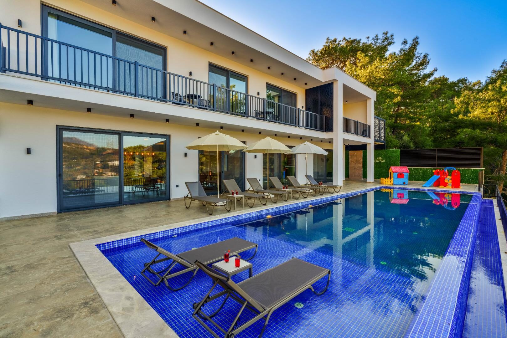 Villa Blue Night