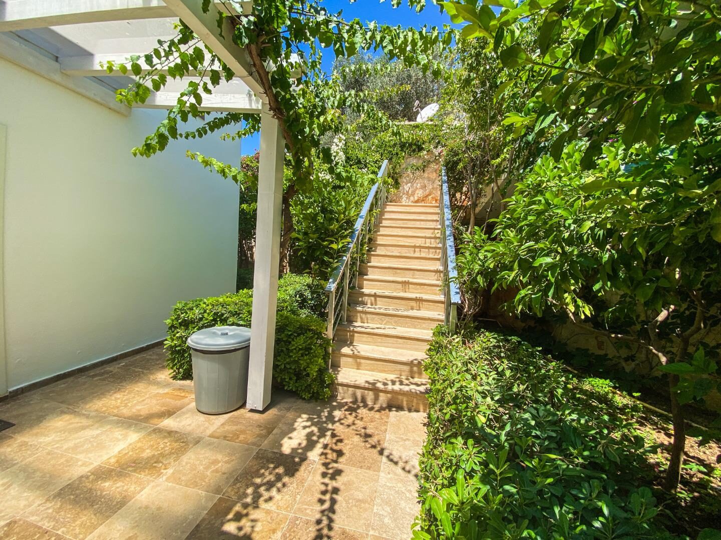 Villa Hillside 3 — 83