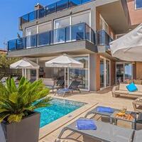 Villa Waratah — 1