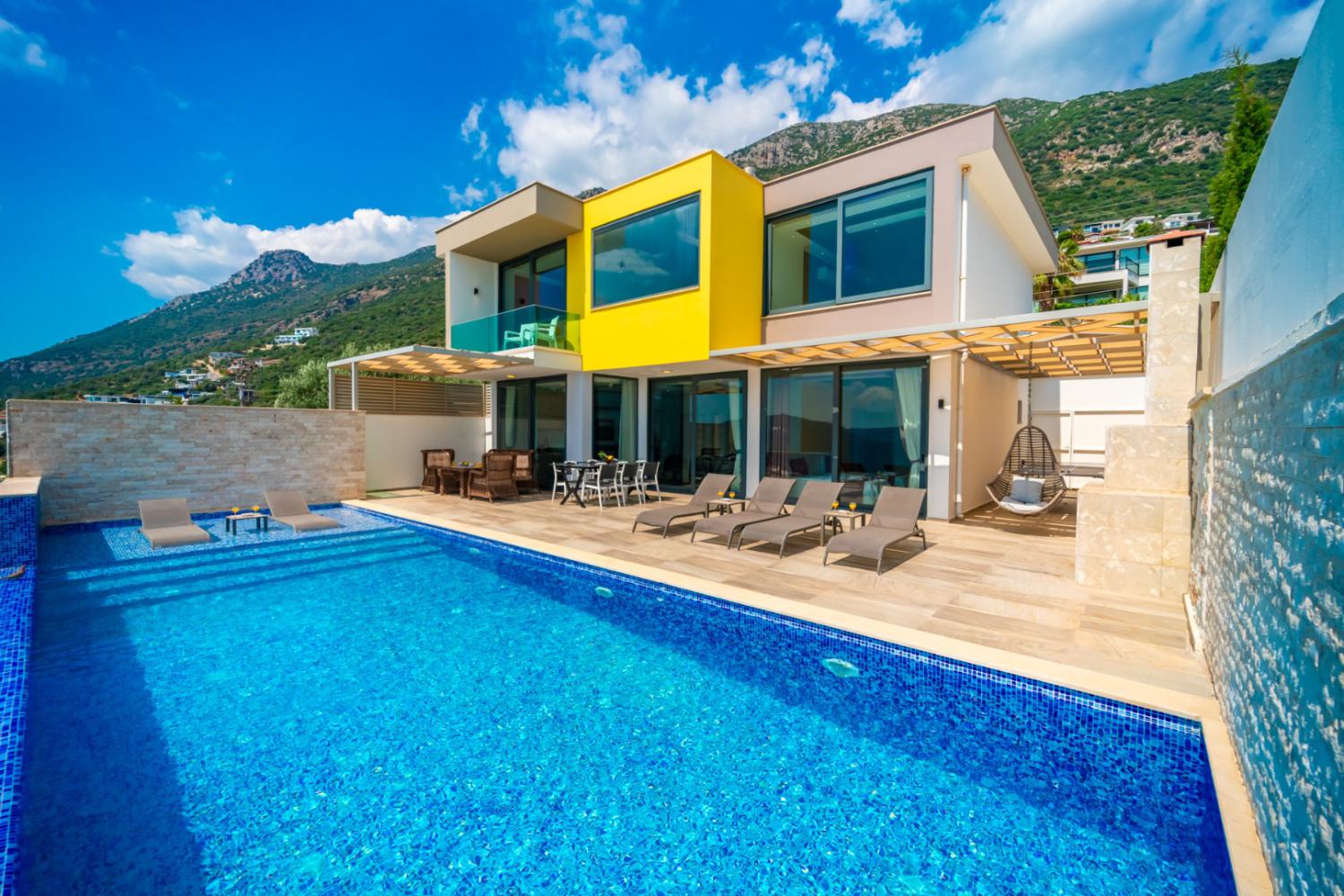 Villa Retro -Luxury 3 bedrooms villa with closed heated pool