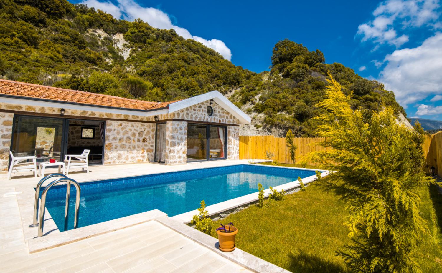 Villa Medis 2(2) Kişilik Havuzlu Muhafazakar Balayı Villası