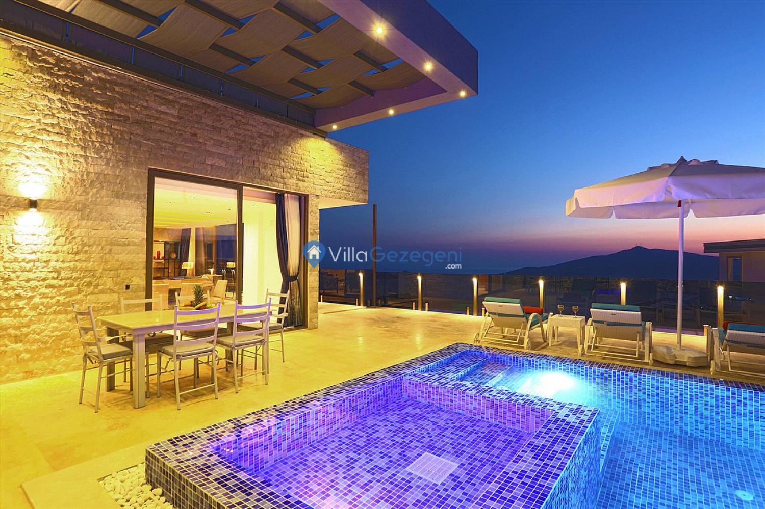 Villa White Smith (6) Kişilik Deniz Manzaralı Geniş Aile ve Arkadaş Villası