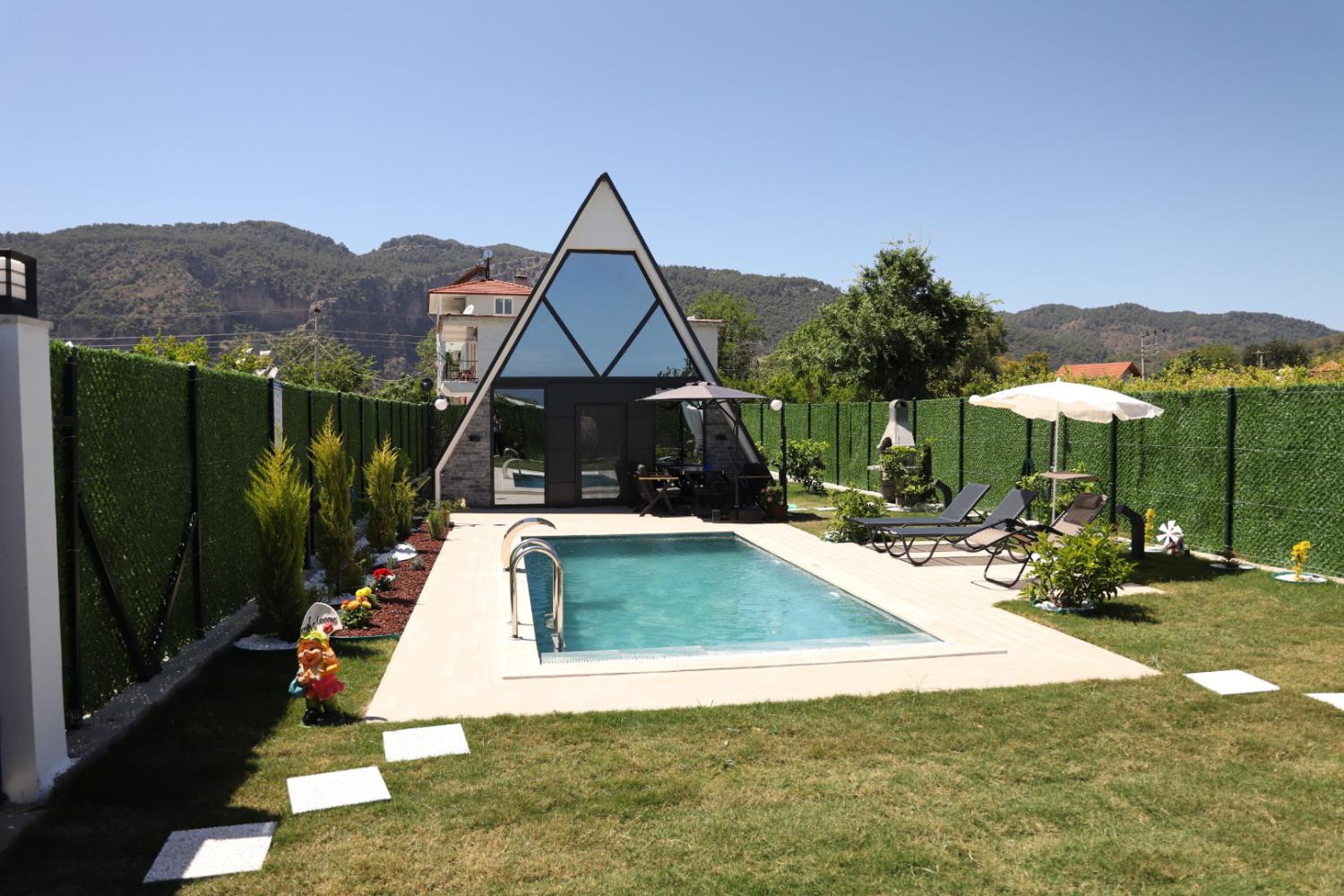 Villa Özdemir Ortaca,(4) kişi kapasiteli,muhafazakar,balayı çiftleri için uygun villalarımız arasında yer almaktadır.