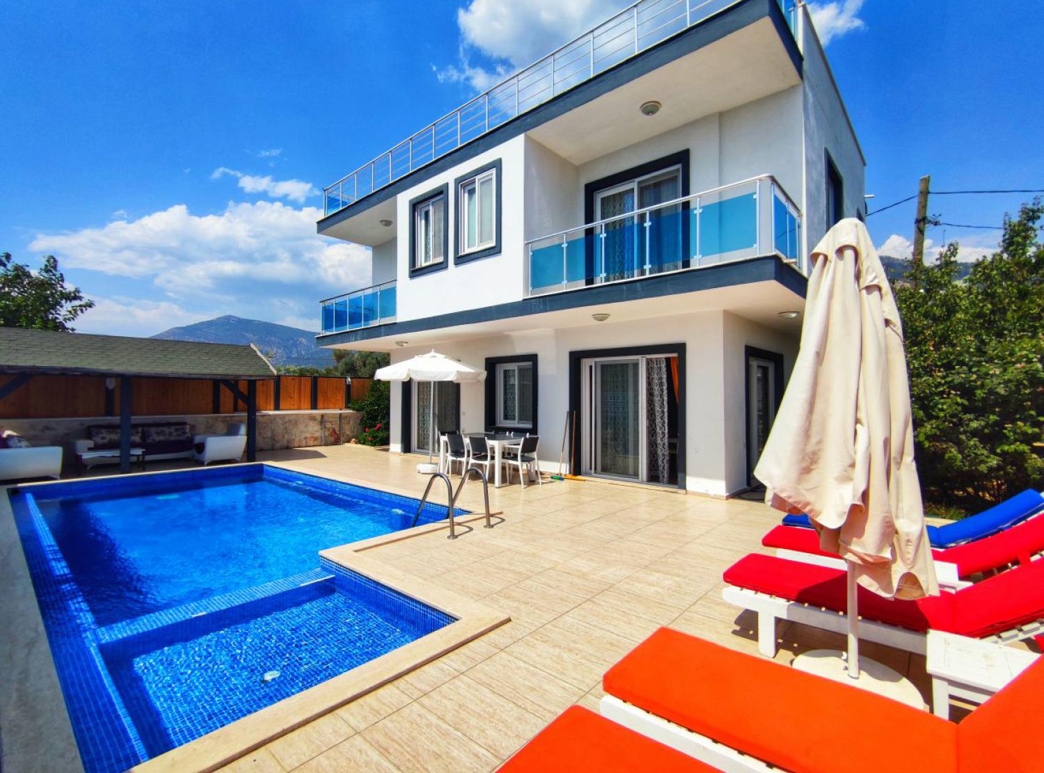 Villa Cemre Üzümlü; Kalkan Üzümlü' de 3 yatak odalı, 6 kişilik kiralık villa