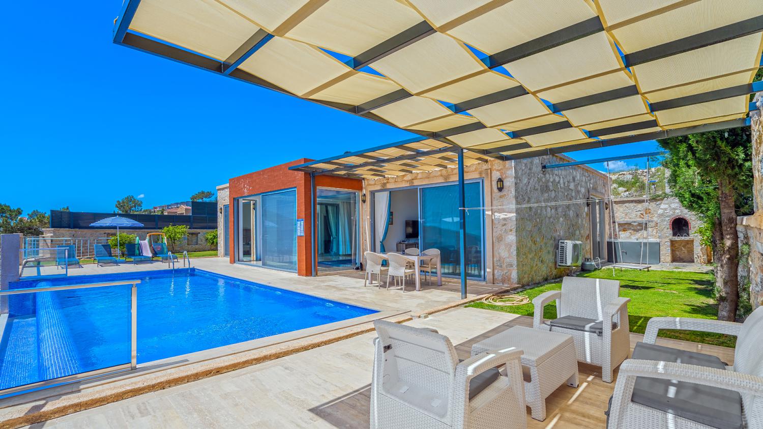 Villa Coton ; 4 Kişi Kapasiteli, Deniz Manzaralı,Kapalı Isıtmalı Havuzlu ,Merkeze Yakın ,Kiralık Villa.