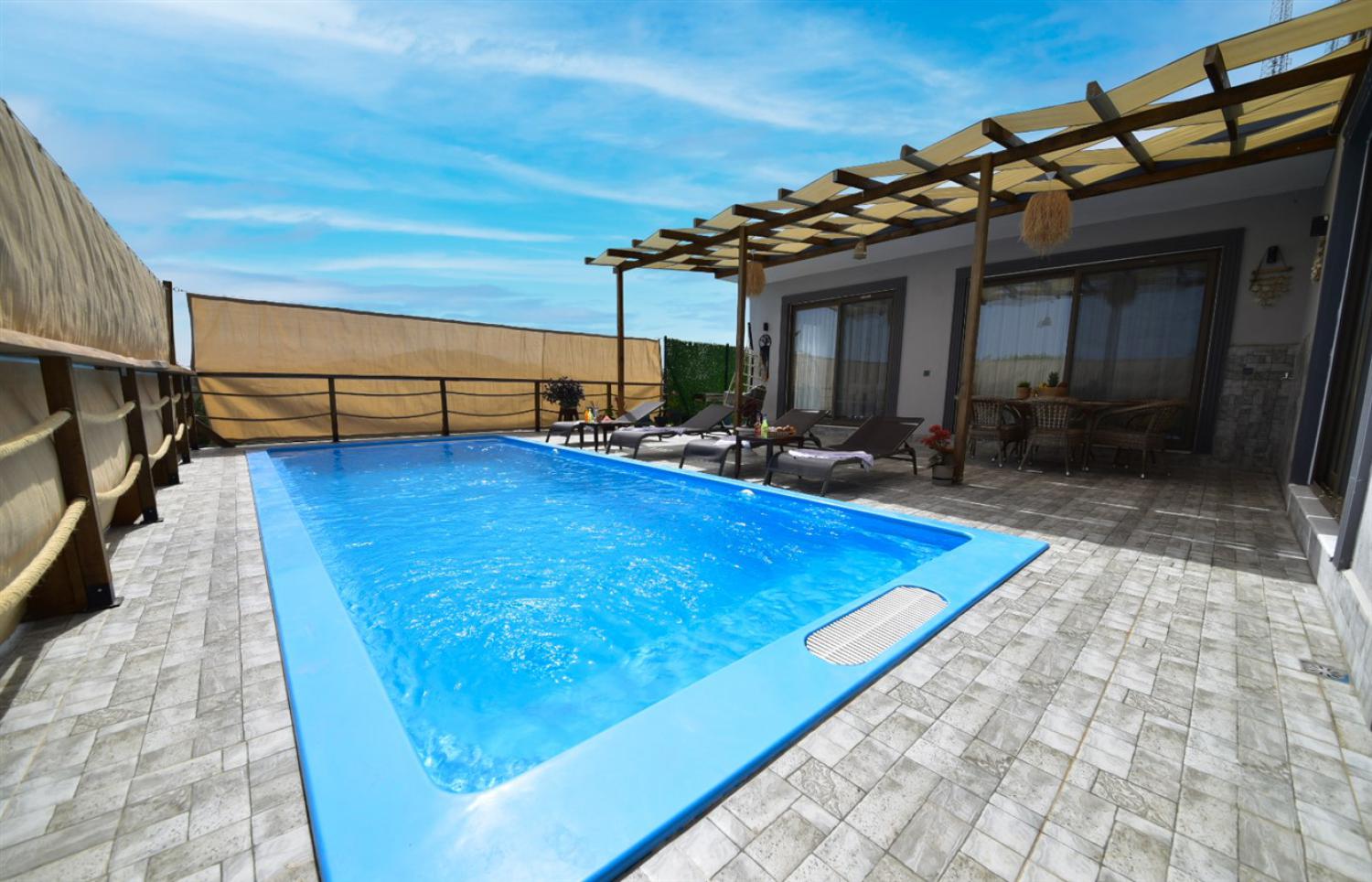 Villa Lüya,(4) kişi kapasiteli,balayı çiftleri için uygun muhafazakar villalarımız arasında yer almaktadır.